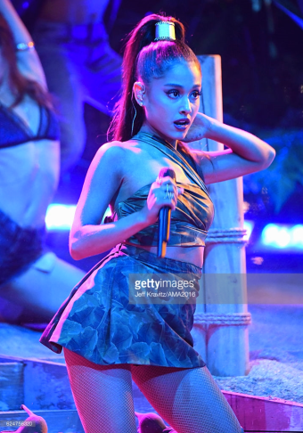ariana-grande-performing-amas-red-carpet-4chion-lifestyle